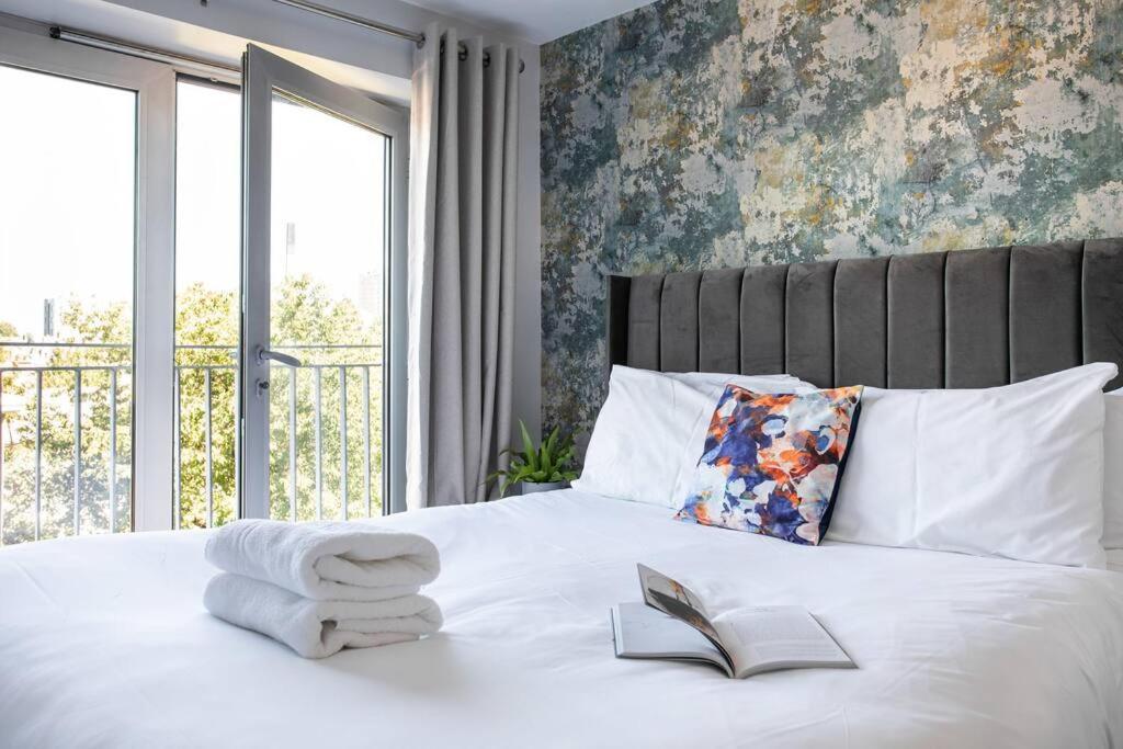 5* Ultra Luxury, Great Views, Underground Parking Apartment