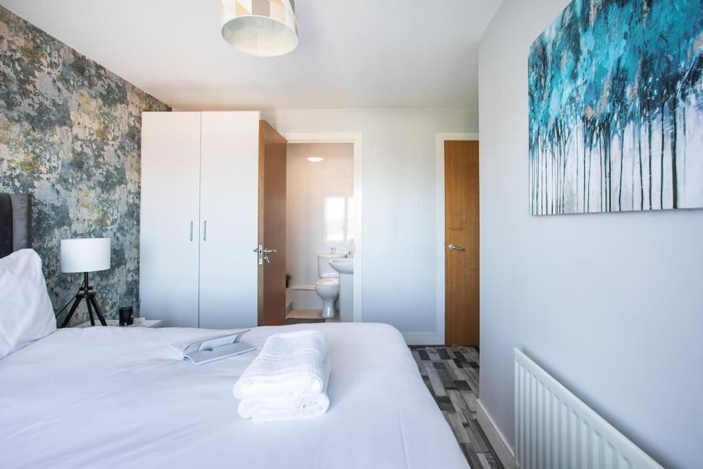 5* Ultra Luxury, Great Views, Underground Parking Apartment *